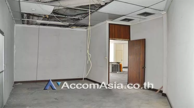 8  Office Space For Rent in Silom ,Bangkok MRT Lumphini at Sri Fueng Fung Building AA11168